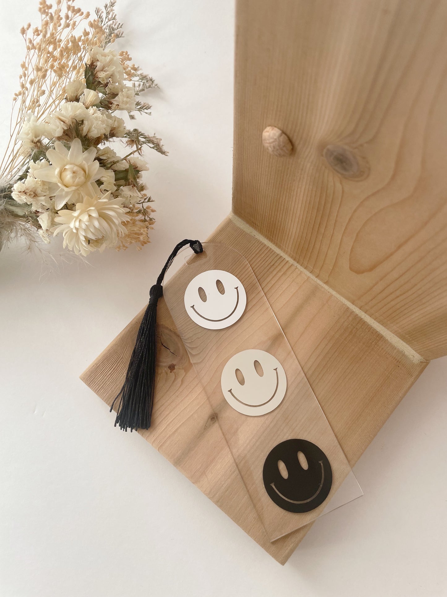 NEUTRAL SMILEY // BOOKMARK